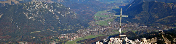 Alpspitze mit Blick auf das Loisachtal