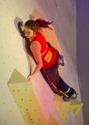 Juliane Wurm beim Deutschen Bouldercup 2015 in Köln (c) DAV Vertical-Axis