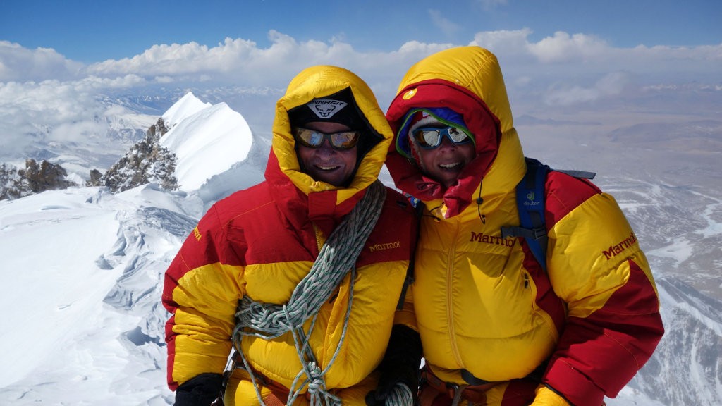 Luis Stitzinger (li.) und Alix von Melle (re.) am Gipfel der Shishapangma, 8027 m, ihres letzten Achttausendererfolgs. (c) Archiv Stitzinger & von Melle – goclimbamountain.de