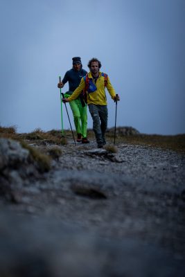 Die Alpinisten Roger Schäli und Simon Gietl auf dem Weg an den Fuß des Eigers am späten Abend. (c) Nicolas Altmaier