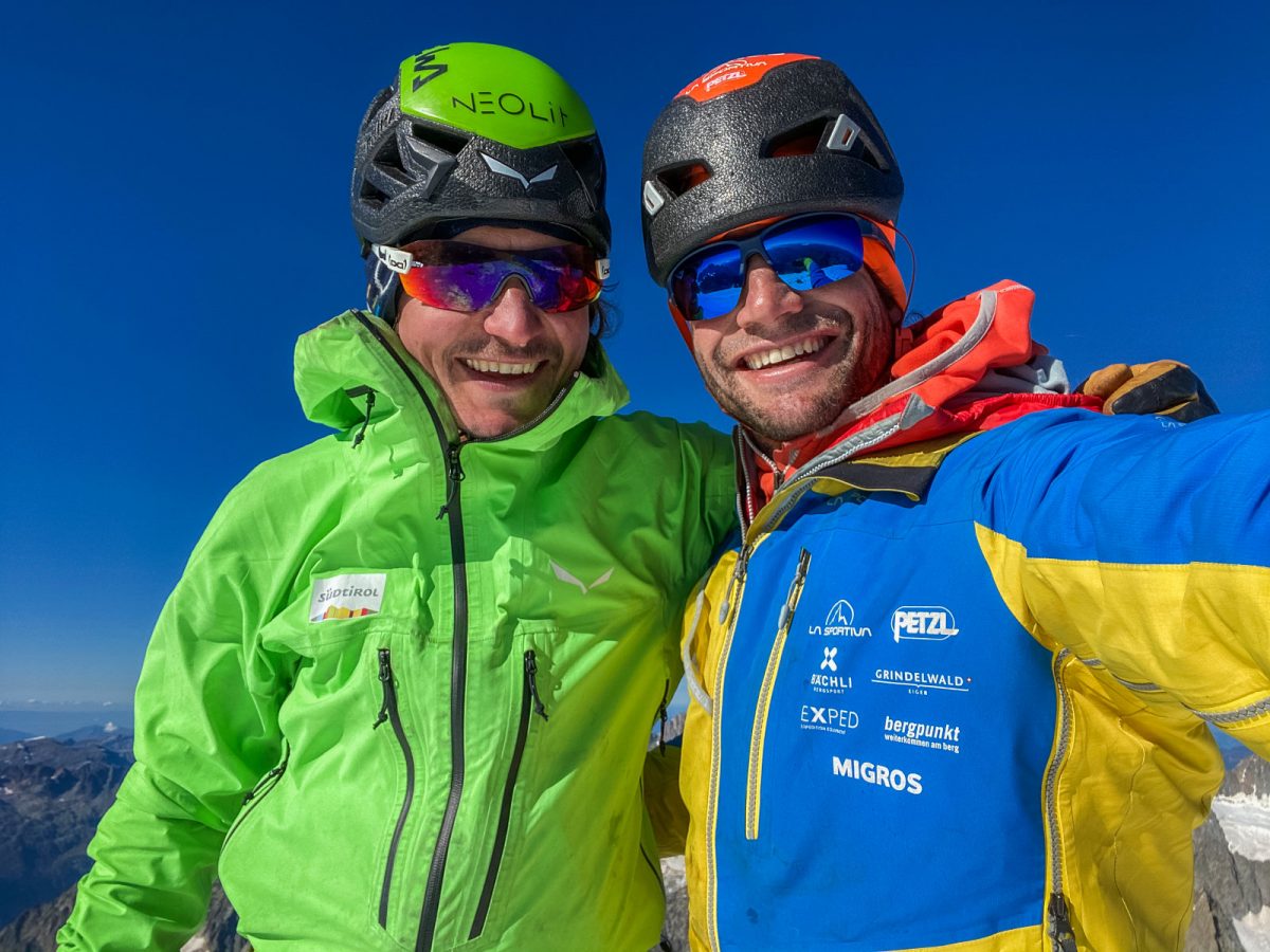 Happy End: Die zwei Freunde Simon und Roger nach Besteigung der Grandes Jorasses, der sechsten klassischen Nordwand der Alpen. Roger macht das letzte NORTH6-Gipfelbild in voller Sonne. Anschließend machen die Zwei sich an den Abstieg. Foto: Roger Schäli