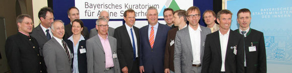 Die Mitglieder des Bayerischen Kuratoriums für Alpine Sicherheit: In der Mitte der 1.Vorsitzende MdL Roland Richter und Innenminister Joachim Herrmann
