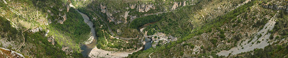 Die Gorges du Tarn mit dem Dorf Saint-Chély-du-Tarn