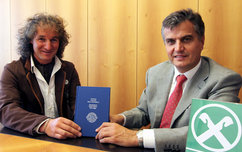 Toni Stocker, Präsident der Südtiroler Berg- und Skiführer und Paul Gasser Generaldirektor des Raiffeisenverbandes