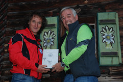Toni Stocker, Präsident der Südtiroler Berg- und Skiführer mit Heiner Oberrauch, Präsident der OberAlp-SALEWA AG und Gründer der "SALEWA Stiftung".