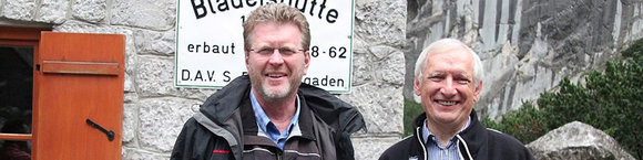 Der Bayerische Umweltminister Dr. Marcel Huber übergibt den Scheck an DAV-Vizepräsident Ludwig Wucherpfennig. (c) DAV/Nadine Grandesso