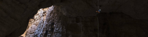 Stefan Glowacz seilt sich in die Majlis Al Jinn Höhle im Oman ab. (c) Klaus Fengler