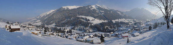 Blick auf Hirschegg (Kleinwalsertal) von Norden (links) nach Süden (rechts), im Hintergrund Kanzelwand und Schüsser