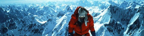 Andy Parkin setzt die letzten Schritte zum Broad Peak (8047m) bei der erst dritten Besteigung im alpinen Stil, Alan Rouse - 1983