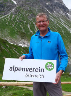 Alpenvereinspräsident Dr. Andreas Ermacora stellte das neue Logo Mitte Juli auf der Franz-Fischer-Hütte vor (c) Alpenverein/Monika Melcher