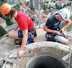 Kletterprofis erledigen Dacharbeiten auf extremer Höhe ohne Gerüst (c) Pigo-Extremtechnik.de