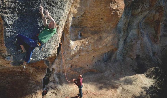 Jakob Schubert klettert die untere Schlüsselstelle von Hyaena (8b+), Andrea sichert. (c) Rainer Eder