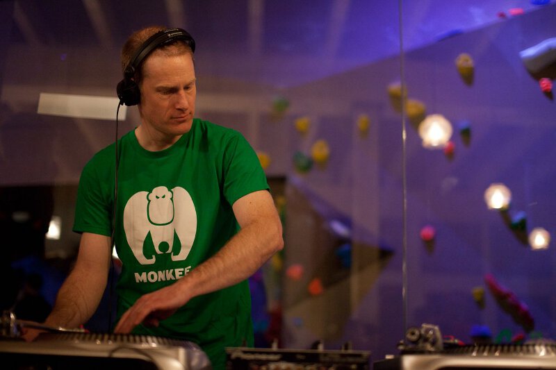 cafe_kraft_2011_03_10_10_CafeKraft_DJ_Feel_the_bass