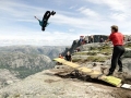 Back to the Fjords - Per Salto 1000 Meter in die Tiefe, was eine Gruppe verrückter Franzosen in Norwegen treibt. (c) Sebastian Montaz-Rosset Film