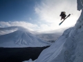 The Lost Island - Matthias Mayrs und Matthias Haunholders extremes Skiabenteuer am pazifischen Feuerring. (c) Jonas Blum