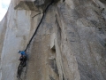 Sascha hat die großen Offwidth im Chockstone-Crack noch vor sich (c) Alpinkader NRW