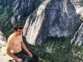 Alex Honnold sitzt auf dem Gipfel (c) Jimmy Chin