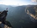 Alex Honnold schaut über den Rand (c) Jimmy Chin