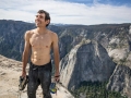 Alex Honnold hält seine gesamte Kletterausrüstung auf der Spitze des El Capitan (c) Jimmy Chin