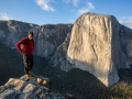 Alex Honnold auf dem Gipfel des Lower Cathedral mit El Capitan im Hintergrund im Yosemite Nationalpark (c) Samuel Crossley