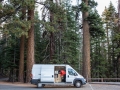 Alex Honnold räumt seinen Van auf im Yosemite Nationalpark (c) Jimmy Chin