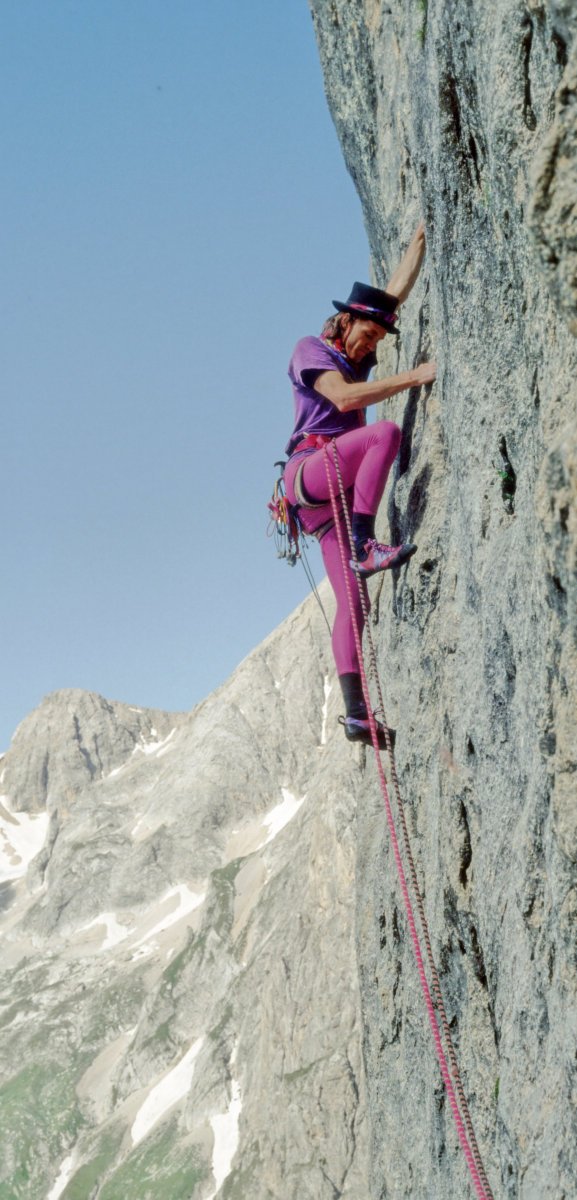 Darshano L. Rieser in seiner Marmolada-Erstbegehung „Steps across the border/Senkrecht ins Tao“ (X-),  der weltweit ersten Alpinroute im zehnten Schwierigkeitsgrad ohne Bohrhaken (Foto: Ingo Knapp).