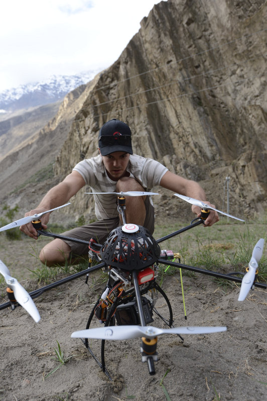 Friedlicher Einsatz von Flugdrohnen bei David Lamas Expedition zum Trango Tower Friedlicher Einsatz von Flugdrohnen bei David Lamas Expedition zum Trango Tower