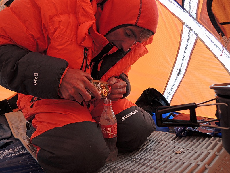 Ueli Steck successfully summits Mount Everest without Oxygen