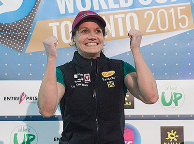 Ringbandriss bei Anna Stöhr: Längere Verletzungspause droht Anna Stöhr beim Boulderweltcup 2015 in Toronto, Kanada (c) Elias Holzknecht