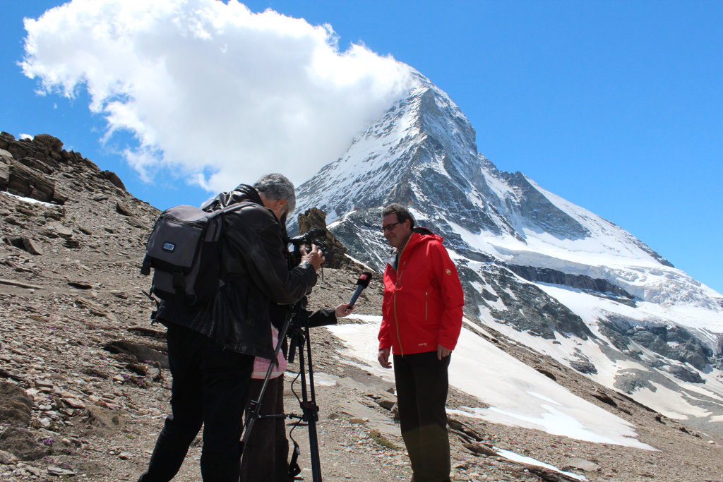 Christoph Bürgin, Gemeindepräsident von Zermatt, erklärt den Entscheid zur Schliessung des Matterhorns am 14. Juli 2015 vor den Medien. (c) Zermatt Tourismus