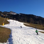Skifahren auf beschneiter Piste (c) DAV/Stefan Herbke