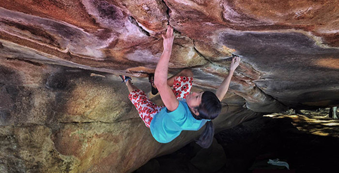 Ashima Shiraishi gelingt 8C Boulder Ashima Shiraishi in "Horizon" (8C) am Mount Hiei in Japan (c) Brett Lowell