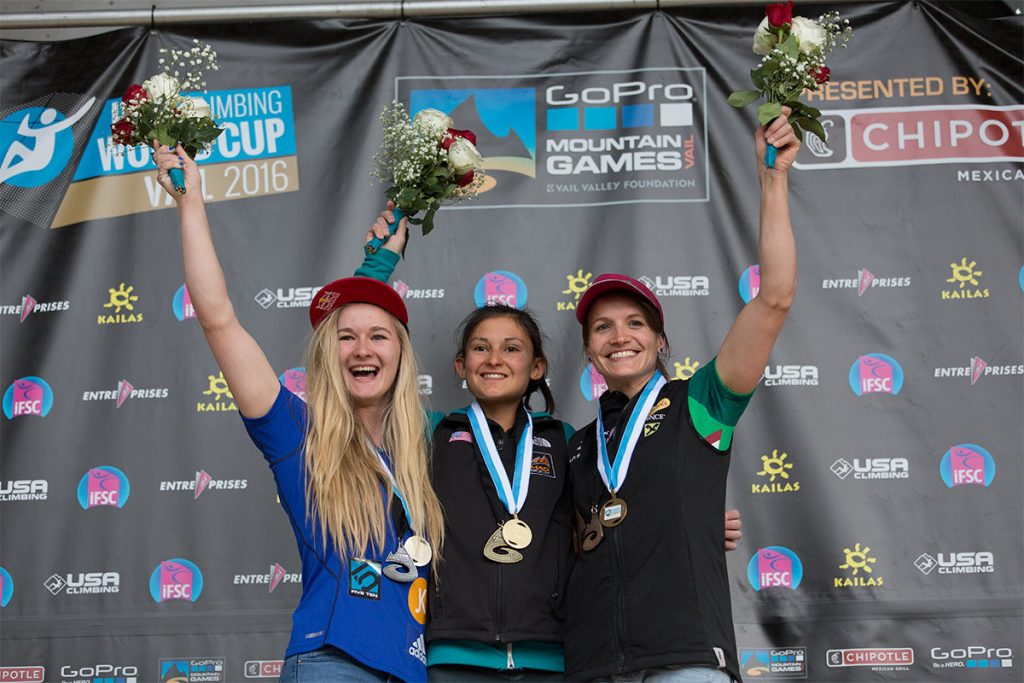 Siegerpodest Damen beim Boulderweltcup 2016 in Vail: Shauna Coxsey (GBR), Megan Mascarenas (USA) und Anna Stöhr (AUT)