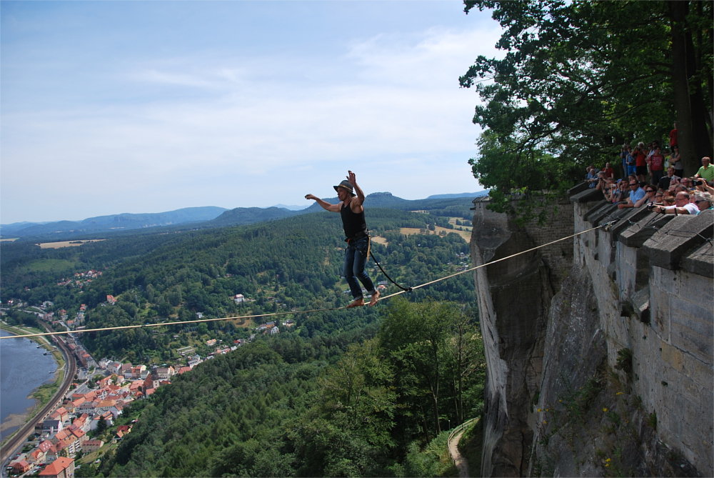 Heinz Zak balanciert 240 Meter hoch über dem Elbtal auf der Highline. (c) PR Festung Königstein