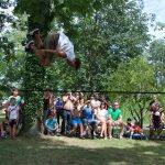 Lukas Huber beim Salto auf der Slackline. (c) PR Festung Königstein