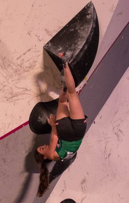 Johanna Färber beim Boulderweltcup 2017 in Mumbai (c) KVÖ/Ingo Filzwieser