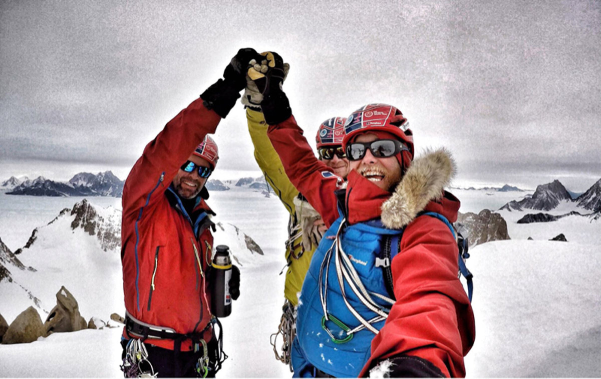 Auf dem Gipfel des Spectre: Mark Sedon, Jean Burgun und Leo Houlding (c) Berghaus