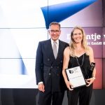 Andrej Kupetz, Geschäftsführer Rat für Formgebung, überreicht den German Brand Award an Antje von Dewitz, VAUDE Geschäftsführerin. (c) Manuel Debus