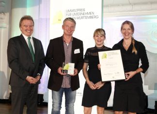 VAUDE gewinnt Umweltpreis für Unternehmen 2018 Franz Untersteller (baden-württembergischer Umweltminister), Torsten Kamp (VAUDE), Anika Mauz (VAUDE), Antje von Dewitz (VAUDE Geschäftsführerin) (c) VAUDE