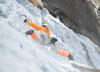 Dani Arnold eröffnet neue Eiskletterroute in der Schöllenenschlucht Dani Arnold in der Schöllenenschlucht (c) Mammut