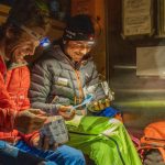 Roger Schäli und Simon Gietl nach einer kurzen Nacht in der Berghütte Refuge de la Charpoua (2.841 m). Die Zwei sind kurz vor dem Aufbruch zur 6. klassischen Nordwand ihres Projekts NORTH6. Foto: John Thornton