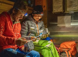 Roger Schäli und Simon Gietl klettern die letzte Nordwand ihres NORTH6-Projekts: Grandes Jorasses Roger Schäli und Simon Gietl nach einer kurzen Nacht in der Berghütte Refuge de la Charpoua (2.841 m). Die Zwei sind kurz vor dem Aufbruch zur 6. klassischen Nordwand ihres Projekts NORTH6. Foto: John Thornton