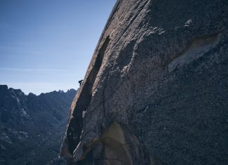 Lara Neumaier und Romy Fuchs wiederholen „Delicatessen“ (8b, MSL) Lara climbing the hard slab pitch (8a) (c) Frank Kretschmann