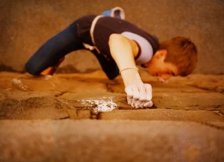 Warum Fingerkraft allein nicht reicht: Ganzheitliches Training für Kletterer Bouldern an der Düsseldorfer Rheinufermauer in den 1980er Jahren (c) Martin Joisten