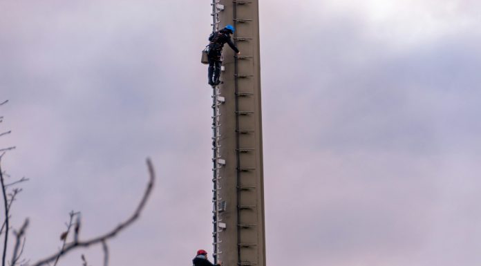 Höhenarbeit am Limit: Der Alltag moderner Industriekletterer Höhenarbeit am Limit: Der Alltag moderner Industriekletterer (c) Sergej Karpow, Unsplash